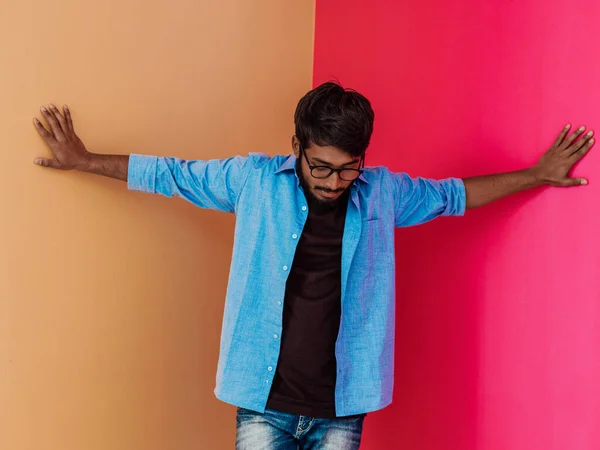 Een Jonge Indiase Student Een Blauw Shirt Met Bril Poserend — Stockfoto
