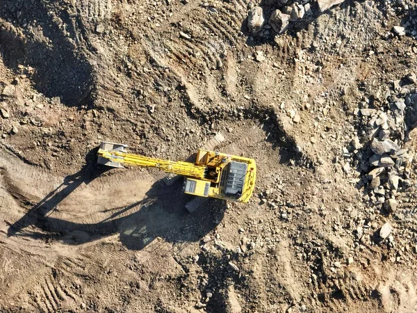 工业矿用挖掘机正在建筑工地挖土和装载卡车 空中无人侦察机俯瞰 高质4K视频 — 图库照片