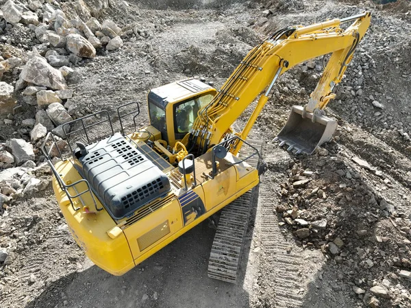 工业矿用挖掘机正在建筑工地挖土和装载卡车 空中无人侦察机俯瞰 高质4K视频 — 图库照片
