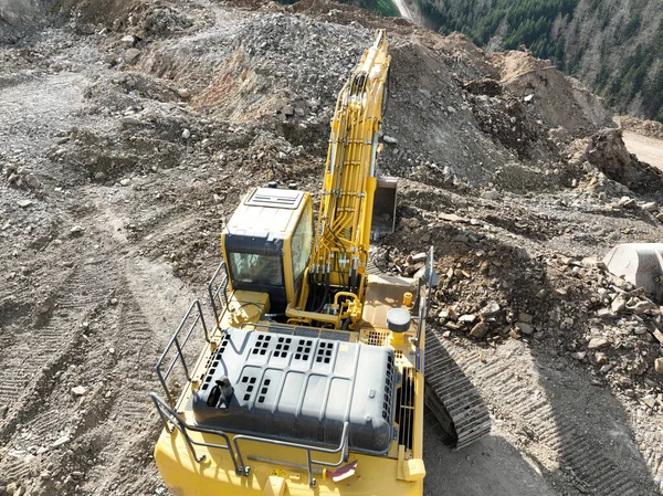 工業用鉱山掘削機は建設現場で土壌を掘り トラックをロードしています 空中ドローンのトップビュー 高品質4Kビデオ — ストック写真