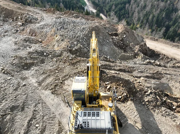 Endüstriyel Maden Kazıcıları Inşaat Alanındaki Toprağı Kazıyor Kamyonları Yüklüyor Hava — Stok fotoğraf