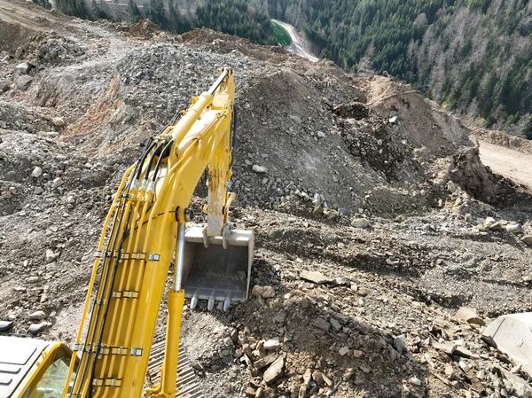 Εκσκαφείς Βιομηχανικών Ορυχείων Σκάβουν Έδαφος Στο Εργοτάξιο Και Φορτώνουν Φορτηγά — Φωτογραφία Αρχείου