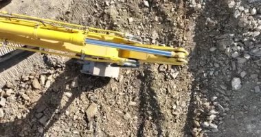 Endüstriyel maden kazıcıları inşaat alanındaki toprağı kazıyor ve kamyonları yüklüyor. Hava aracı üst görüntüsü. Merhaba kaliteli 4K video.