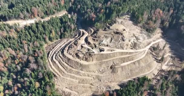 Ekskavator Tambang Industri Menggali Tanah Lokasi Konstruksi Dan Memuat Truk — Stok Video