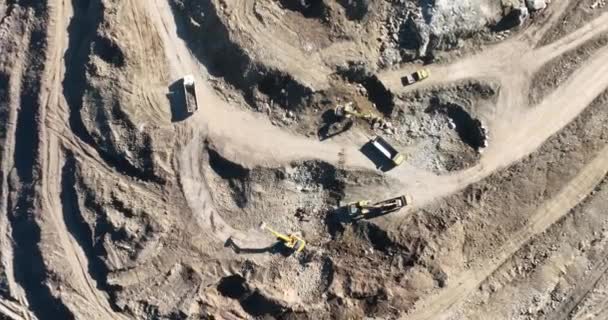 Ipari Bányászok Ássák Talajt Építkezésen Teherautókat Rakodnak Légi Drón Felülnézetből — Stock videók