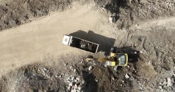 Промислові Копальні Екскаватори Копають Ґрунт Будівельному Майданчику Завантажують Вантажівки Вид — стокове відео