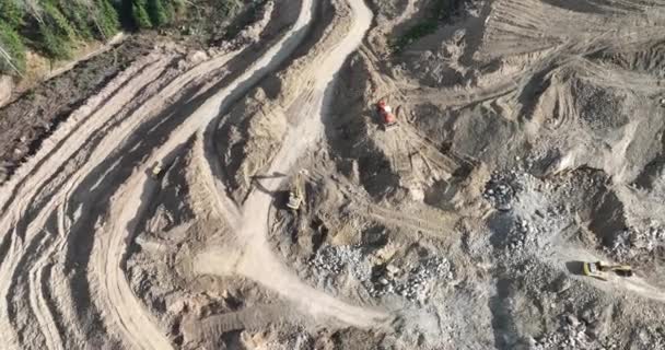 Εκσκαφείς Βιομηχανικών Ορυχείων Σκάβουν Έδαφος Στο Εργοτάξιο Και Φορτώνουν Φορτηγά — Αρχείο Βίντεο