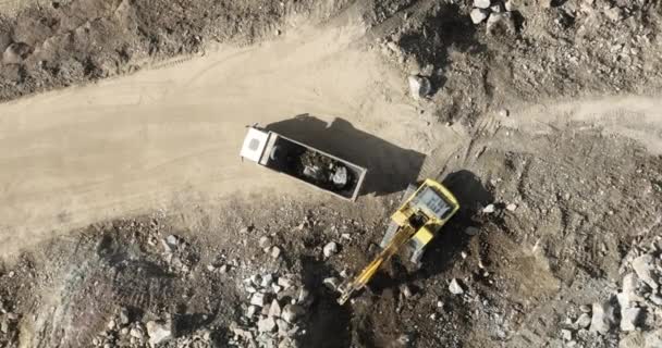 Przemysłowe Kopalnie Kopią Ziemię Placu Budowy Ładują Ciężarówki Widok Góry — Wideo stockowe