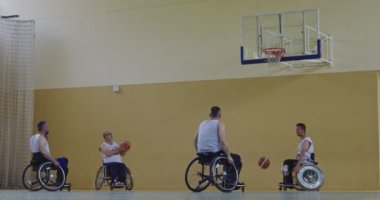 Tekerlekli Sandalye Basketbol Oyunu: Oyuncular Yarışıyor, Top Sürüyor, Pas Veriyor, Atış Yapıyor ve Gol Atıyor. Özürlü İnsanların Kutlanması. Sinematik Ağır Çekim. Kapsama konsepti. Yüksek kalite 4K