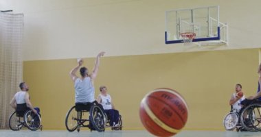 Tekerlekli Sandalye Basketbol Oyunu: Oyuncular Yarışıyor, Top Sürüyor, Pas Veriyor, Atış Yapıyor ve Gol Atıyor. Özürlü İnsanların Kutlanması. Sinematik Ağır Çekim. Kapsama konsepti. Yüksek kalite 4K