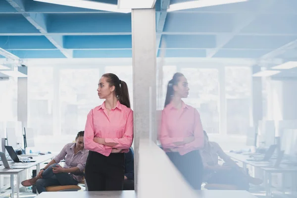 여성이 웃으며 공간에서 동료로 일하는 모습입니다 사업가가 저작권 행사와 사무실에 — 스톡 사진