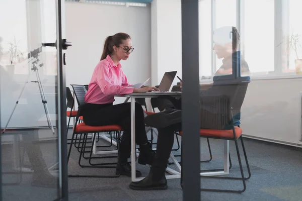 Два Молодых Предпринимателя Бизнесмен Деловая Женщина Сидят Современном Стеклянном Офисе — стоковое фото