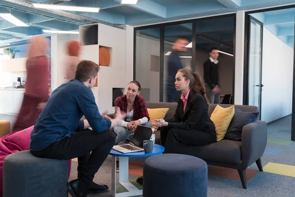 Equipo Negocios Startups Multiétnicas Reunión Una Moderna Oficina Coworking Espacio —  Fotos de Stock