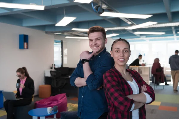 一个成功的创意商业团队的肖像 看着相机和微笑 不同的商人在创业时站在一起 — 图库照片