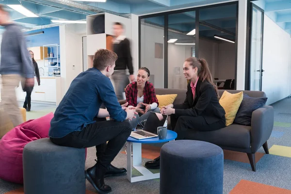 Equipo Negocios Startups Multiétnicas Reunión Una Moderna Oficina Coworking Espacio — Foto de Stock