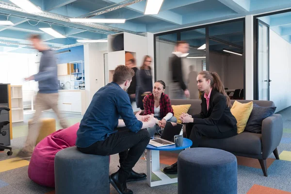 Equipo Negocios Startups Multiétnicas Reunión Una Moderna Oficina Coworking Espacio —  Fotos de Stock