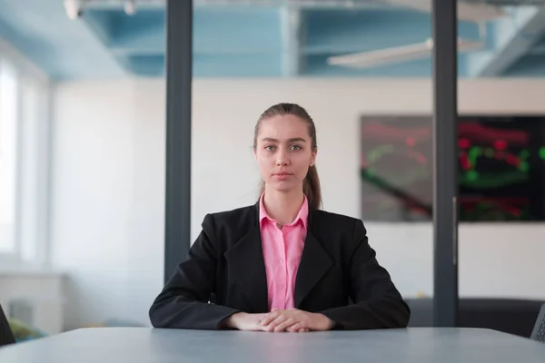 Succesvolle Jonge Vrouwelijke Leider Een Pak Met Een Roze Shirt — Stockfoto