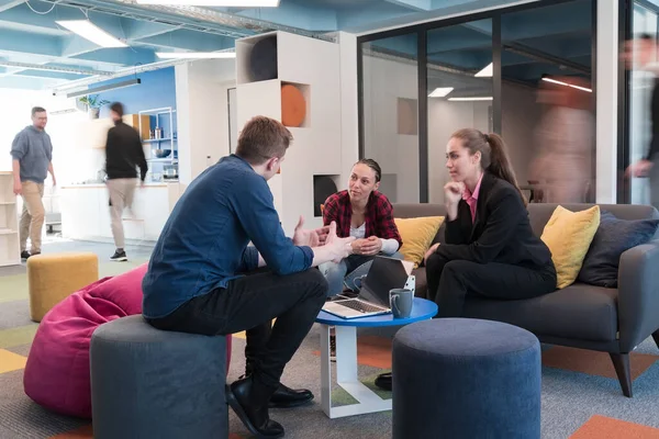 Equipo Negocios Startups Multiétnicas Reunión Una Moderna Oficina Coworking Espacio — Foto de Stock