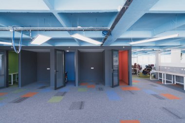 Programlama, dijital pazarlama ve web tasarım projelerinin yapıldığı modern bir ofisin fotoğrafı. Modern mobilyaları ve cam ofisi olan bir ofis.. 