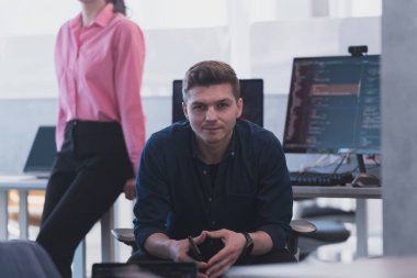 Programlama. Bilgisayarda çalışan, masa başında oturmuş kod yazan bir adam. Programcı Veri Kodu Yazıyor, Yazılım Geliştirme Şirketinde Proje Üzerinde Çalışıyor. 