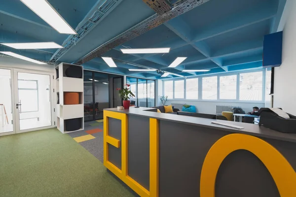 一个现代化的办公室的照片 其中编程 数字营销和网页设计项目的完成 配备现代家具和玻璃办公室的办公室 — 图库照片