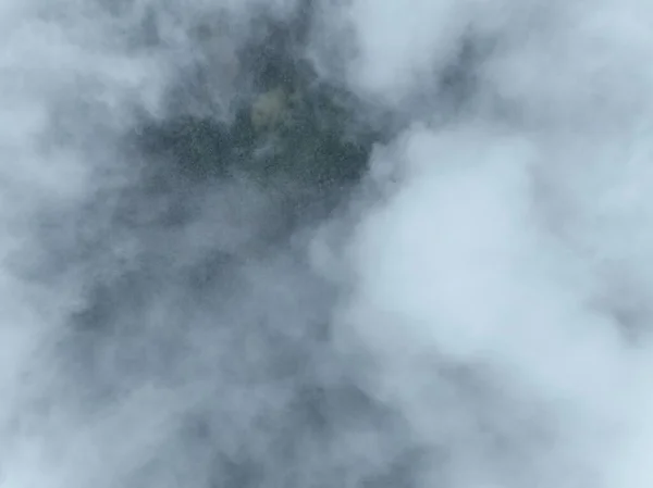 Esős Idő Hegyekben Köd Söpör Végig Fenyőerdőn Légifotók Fenyőerdőkről Hegyekben — Stock Fotó