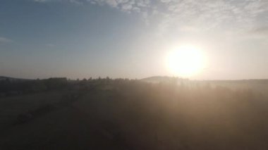 Arka planda güzel bir günbatımı olan orman ve ağaç tepeleriyle tepenin üzerinden hızlı ve manevra yapılabilir bir uçuş. FPV insansız hava aracı ile çekildi. Yüksek kalite 4k görüntü