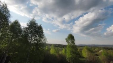 Arka planda güzel bir günbatımı olan orman ve ağaç tepeleriyle tepenin üzerinden hızlı ve manevra yapılabilir bir uçuş. FPV insansız hava aracı ile çekildi. Yüksek kalite 4k görüntü