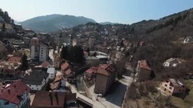 Bosna-Hersek 'te dar sokaklar ve küçük kentin klasik binaları farklılık gösteriyor. Hava görüntüsü, FPV İHA uçuşu tamam. Yüksek kalite 4k görüntü