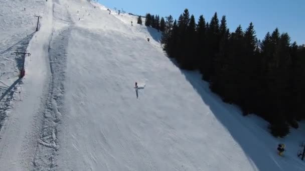多雪的冬天 高山上 阴天人们在斜坡上滑雪 Aerial Fpv Drone Jahorina Bosnia Herzegovina Olympic — 图库视频影像