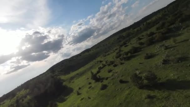 快速而机动的在山上飞行 有森林和树梢 背景是美丽的落日 在Fpv无人机上拍摄高质量的4K镜头 — 图库视频影像