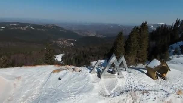 Гора Сніжну Зиму Люди Катаються Лижах Схилі Похмурий День Aerial — стокове відео