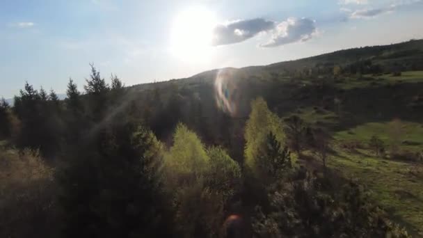 Gyors Manőverező Repülés Domb Felett Erdő Tetők Gyönyörű Naplementével Háttérben — Stock videók