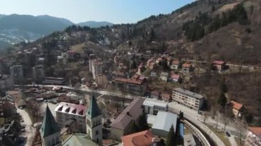 Bosna-Hersek 'te dar sokaklar ve küçük kentin klasik binaları farklılık gösteriyor. Hava görüntüsü, FPV İHA uçuşu tamam. Yüksek kalite 4k görüntü