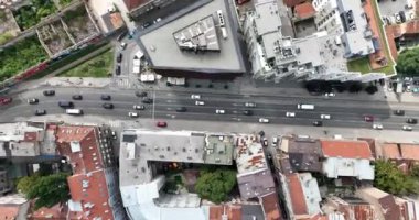 Saraybosna kenti, Bosna-Hersek 'in başkenti sisli ve güneşli bir günde insansız hava aracı görüntüsü. Yüksek kalite 4k görüntü