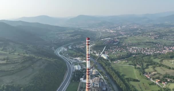 Letecký Pohled Vysoké Trubky Uhelné Elektrárny Černým Kouřem Stoupající Při — Stock video