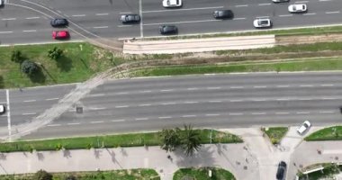 Saraybosna kenti, Bosna-Hersek 'in başkenti sisli ve güneşli bir günde insansız hava aracı görüntüsü. Yüksek kalite 4k görüntü