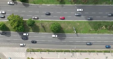 Saraybosna kenti, Bosna-Hersek 'in başkenti sisli ve güneşli bir günde insansız hava aracı görüntüsü. Yüksek kalite 4k görüntü