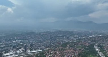 Saraybosna kenti, Bosna-Hersek 'in başkenti sisli ve güneşli bir günde insansız hava aracı görüntüsü. Yüksek kalite 4k görüntü