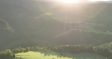 Romanya 'nın güzel kırsal kesiminin manzarası. Güneşli bir öğleden sonra. Dağlardaki harika bahar manzarası. Çimen tarlaları ve yuvarlanan tepeler. kırsal manzara