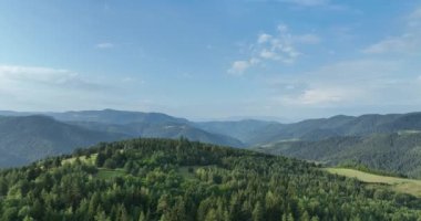 Saraybosna kenti, Bosna-Hersek 'in başkenti sisli ve güneşli bir günde insansız hava aracı görüntüsü. Yüksek kalite 4k görüntü