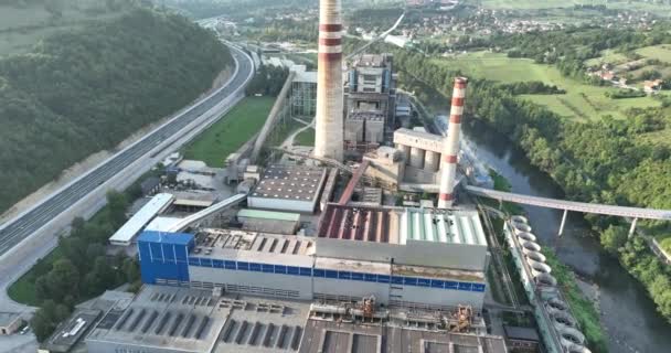 Luftaufnahme Von Kohlekraftwerk Hohen Rohren Mit Schwarzem Rauch Aufsteigen Verschmutzt — Stockvideo