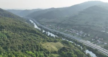 Kara dumanlı yüksek boruların hava görüntüsü gün batımında atmosferi kirletiyor. Yüksek kalite 4k görüntü