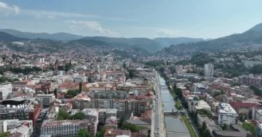 Saraybosna kenti, Bosna-Hersek 'in başkenti sisli ve güneşli bir günde insansız hava aracı görüntüsü. Yüksek kalite 4k görüntü