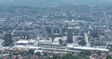 Saraybosna kenti, Bosna-Hersek 'in başkenti sisli ve güneşli bir günde insansız hava aracı görüntüsü. Yüksek kalite 4k görüntü