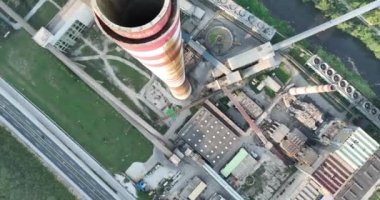 Kara dumanlı yüksek boruların hava görüntüsü gün batımında atmosferi kirletiyor. Yüksek kalite 4k görüntü