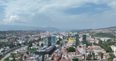 Saraybosna kenti, Bosna-Hersek 'in başkenti sisli ve güneşli bir günde insansız hava aracı görüntüsü. Yüksek kalite 4k görüntü