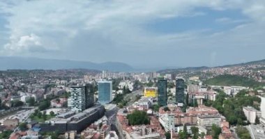 Saraybosna kenti, Bosna-Hersek 'in başkenti sisli ve güneşli bir günde insansız hava aracı görüntüsü. Yüksek kalite 4k görüntü