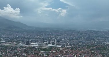 Saraybosna kenti, Bosna-Hersek 'in başkenti sisli ve güneşli bir günde insansız hava aracı görüntüsü. Yüksek kalite 4k görüntü