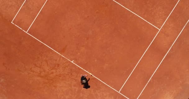 Вид Сверху Воздуха Молодую Теннисистку Играющую Коричневой Площадке Профессиональная Девушка — стоковое видео